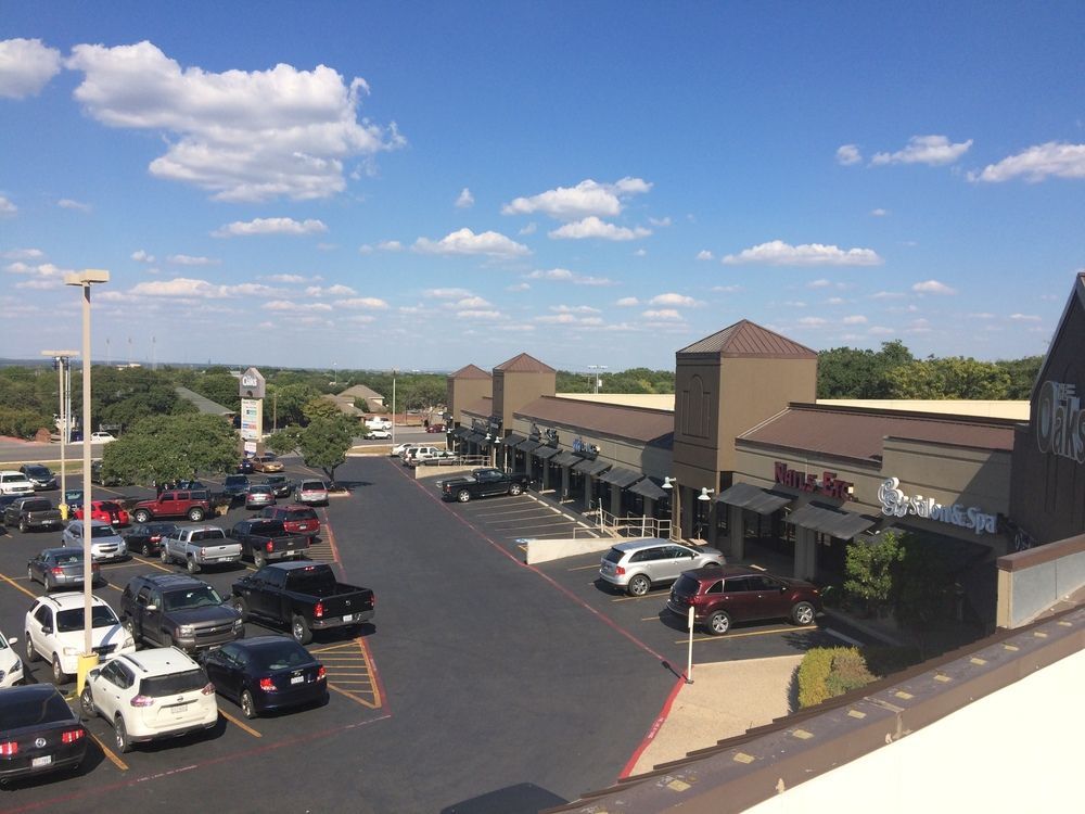 The Oaks Shopping Center: 1551 N Walnut Ave, New Braunfels, TX 78130